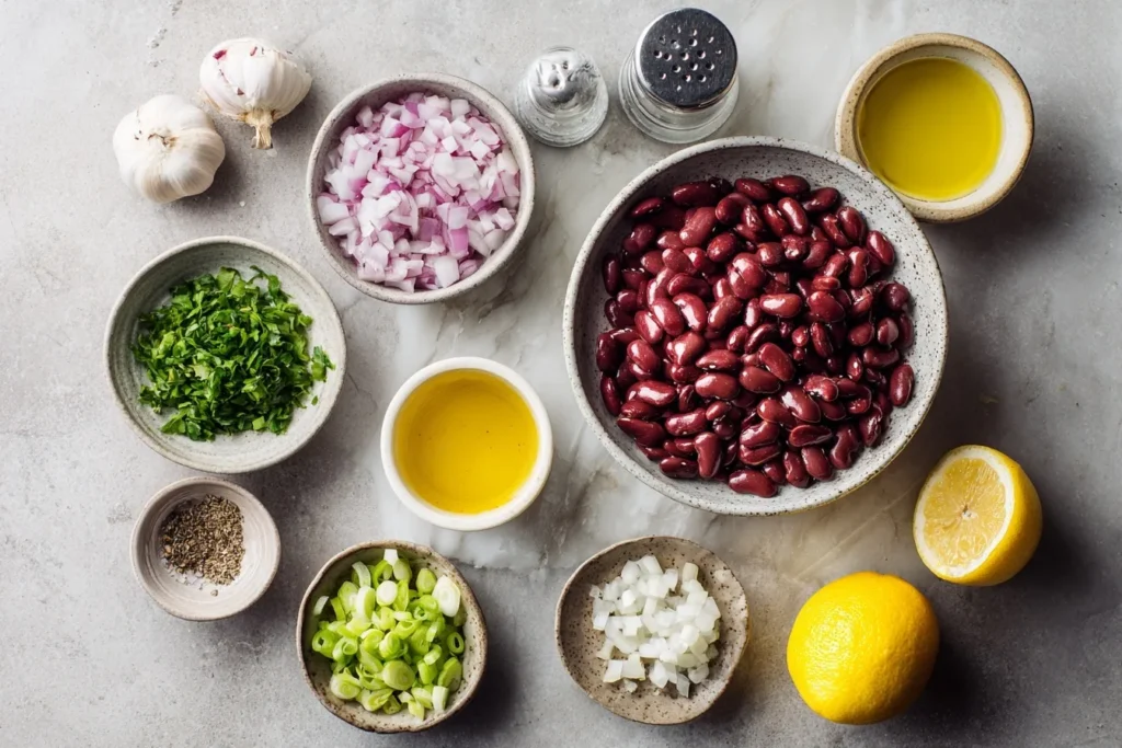 Ein farbenfroher Rote Bohnen Salat in einer großen Schüssel, garniert mit frischer Petersilie. Die roten Kidneybohnen harmonieren mit gewürfelter Paprika, roter Zwiebel und einem Hauch Knoblauch. Das Dressing aus Olivenöl und Zitronensauce verleiht dem Salat eine frische Note. Ideal als gesunde Beilage, Hauptgericht oder Snack – in nur 10 Minuten zubereitet!